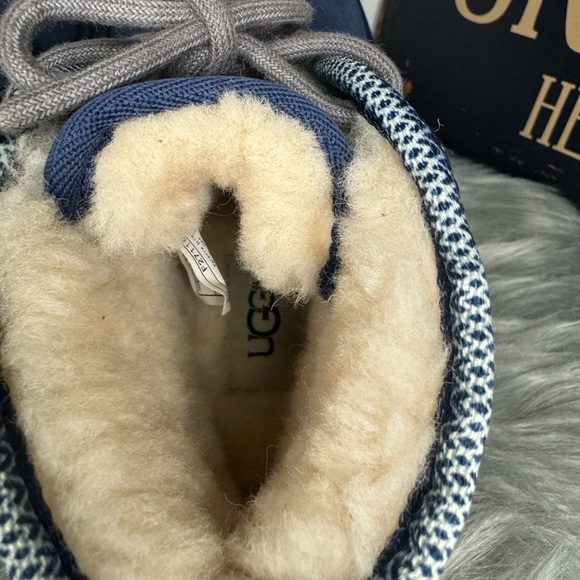 Uggs Neumel II Tasman (NEW NO TAGS, NO BOX)) Boys size 2 US - Picture 12 of 16